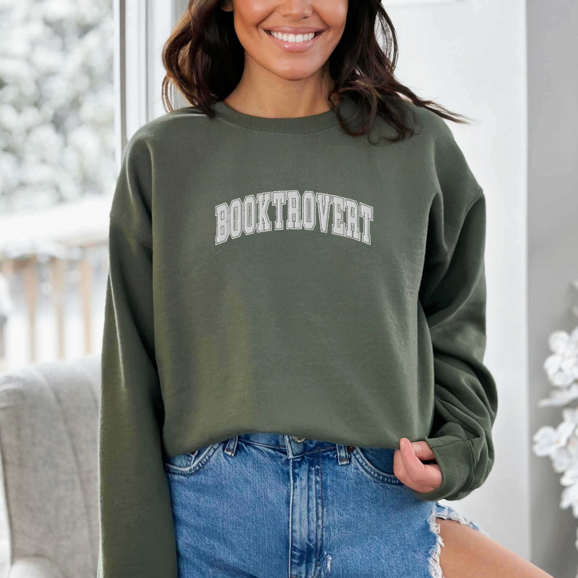 Sweatshirt with Booktrovert embroidered. The embroidery adds a touch of class and sophistication, making it a standout piece in your wardrobe.