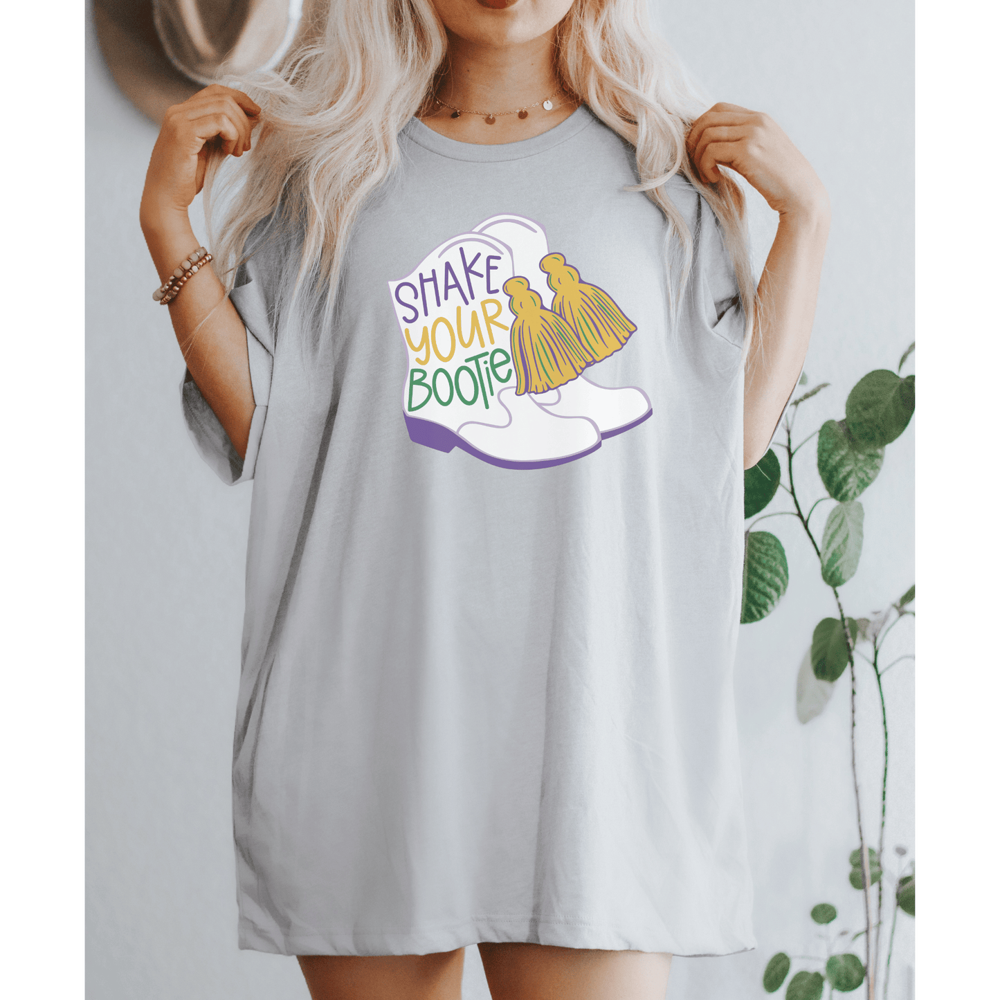 Oversized mardi gras shirt in silver with funny mardi gras design shake your bootie